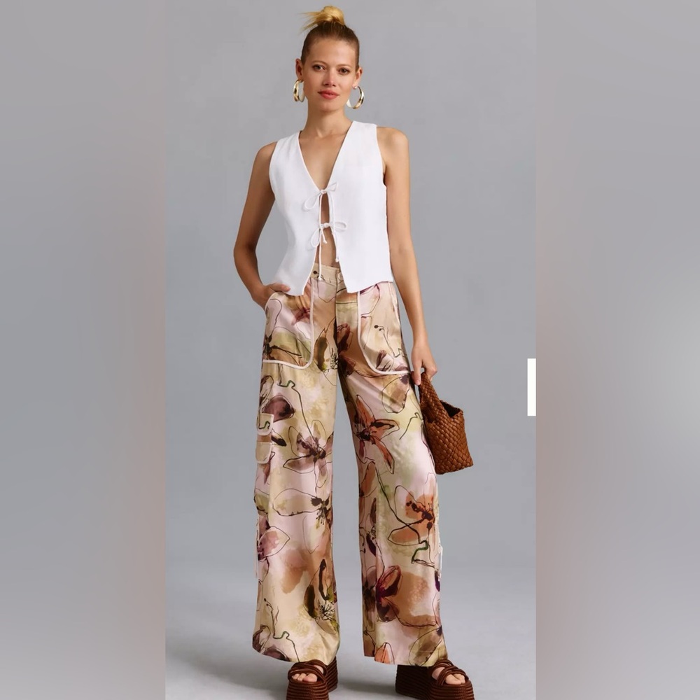 Anthropologie cargo Floral Wide-Leg Pants size 2p fits up to a 6p